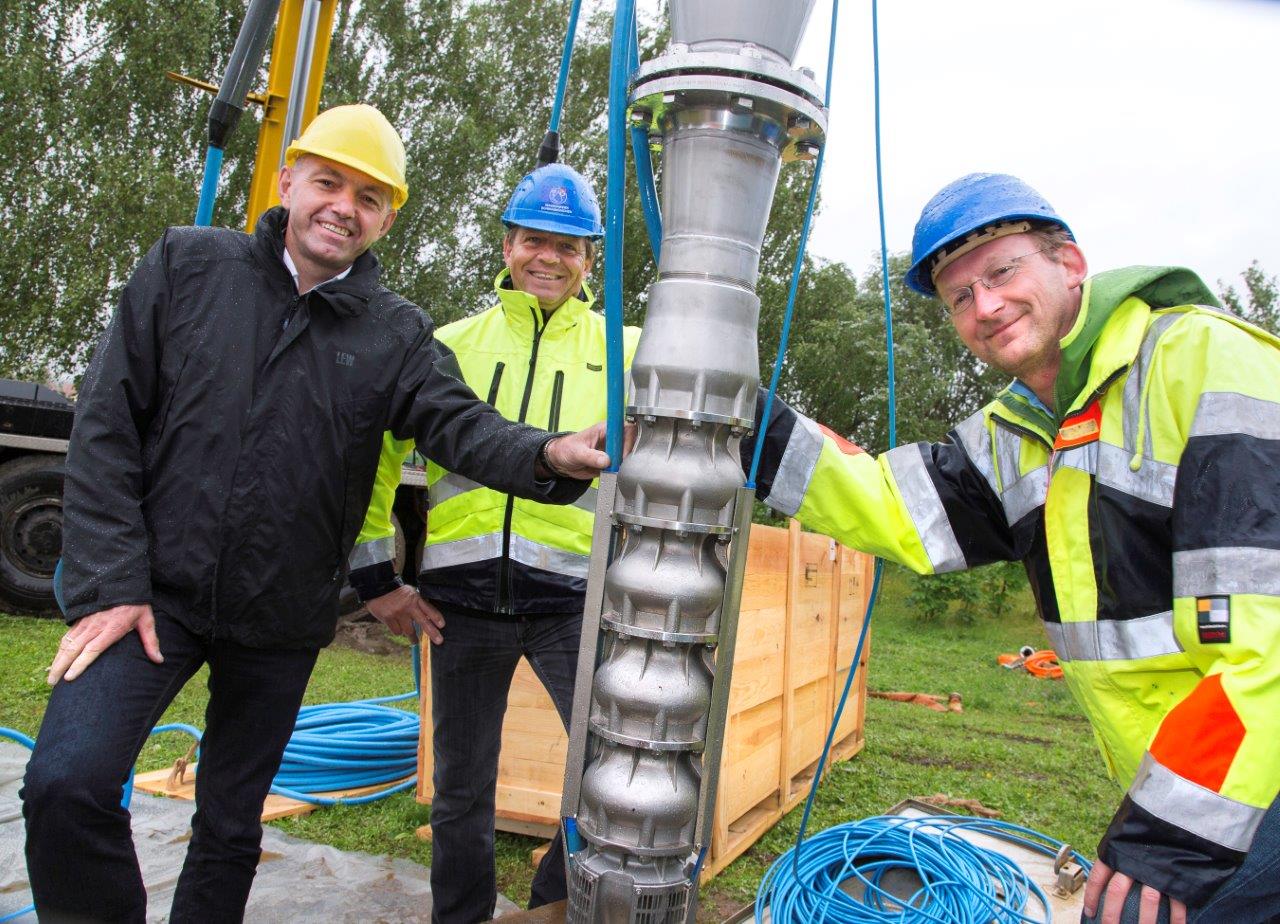 Josef Wagner, Udo Dehne und Christian Dobrindt an einer Förderpumpe