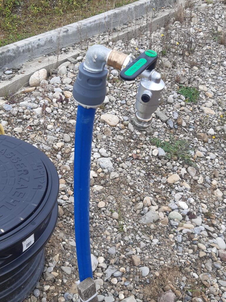 Bauwasseranschluss mit Systemtrenner auf einer Baustelle